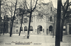 551 Gezicht op de noordzijde van het Janskerkhof te Utrecht met de studentensociëteit P.H.R.M. (Janskerkhof 14).